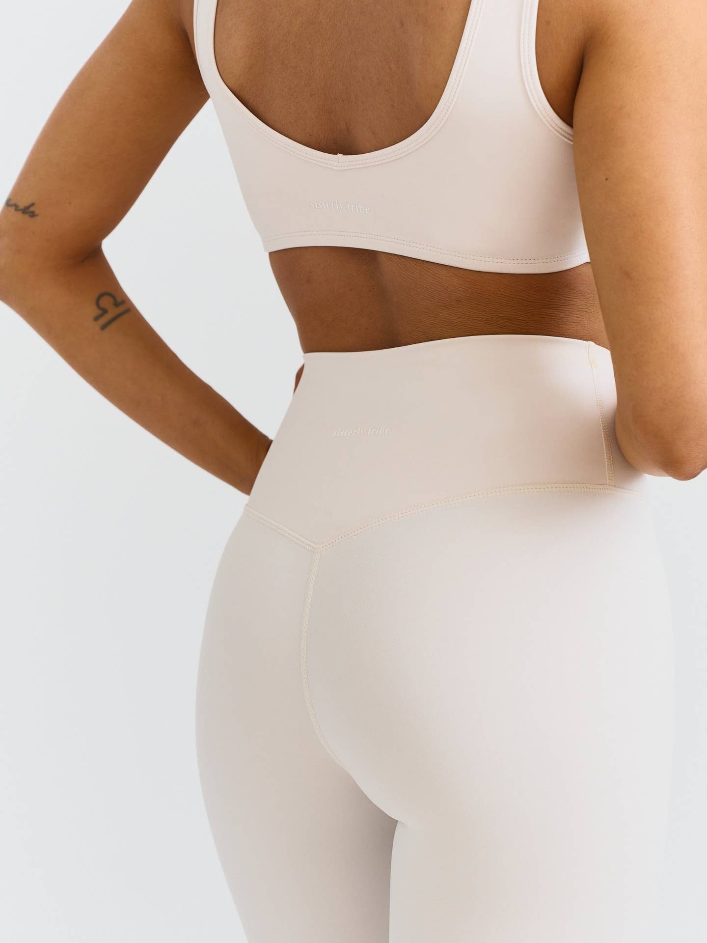 Softsculpt Deep V-Neck Bra - Marshmallow Sisterly Tribe