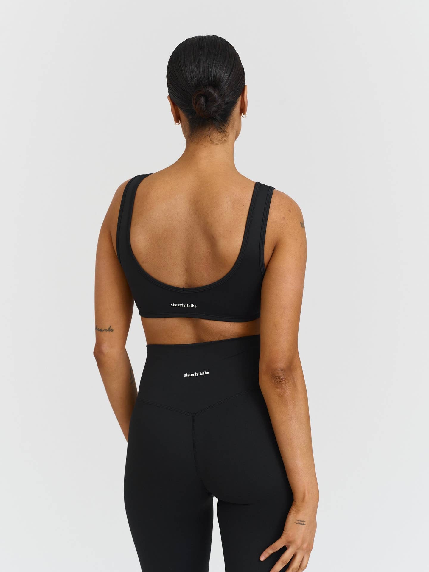 Softsculpt Deep V-Neck Bra - Black Sisterly Tribe