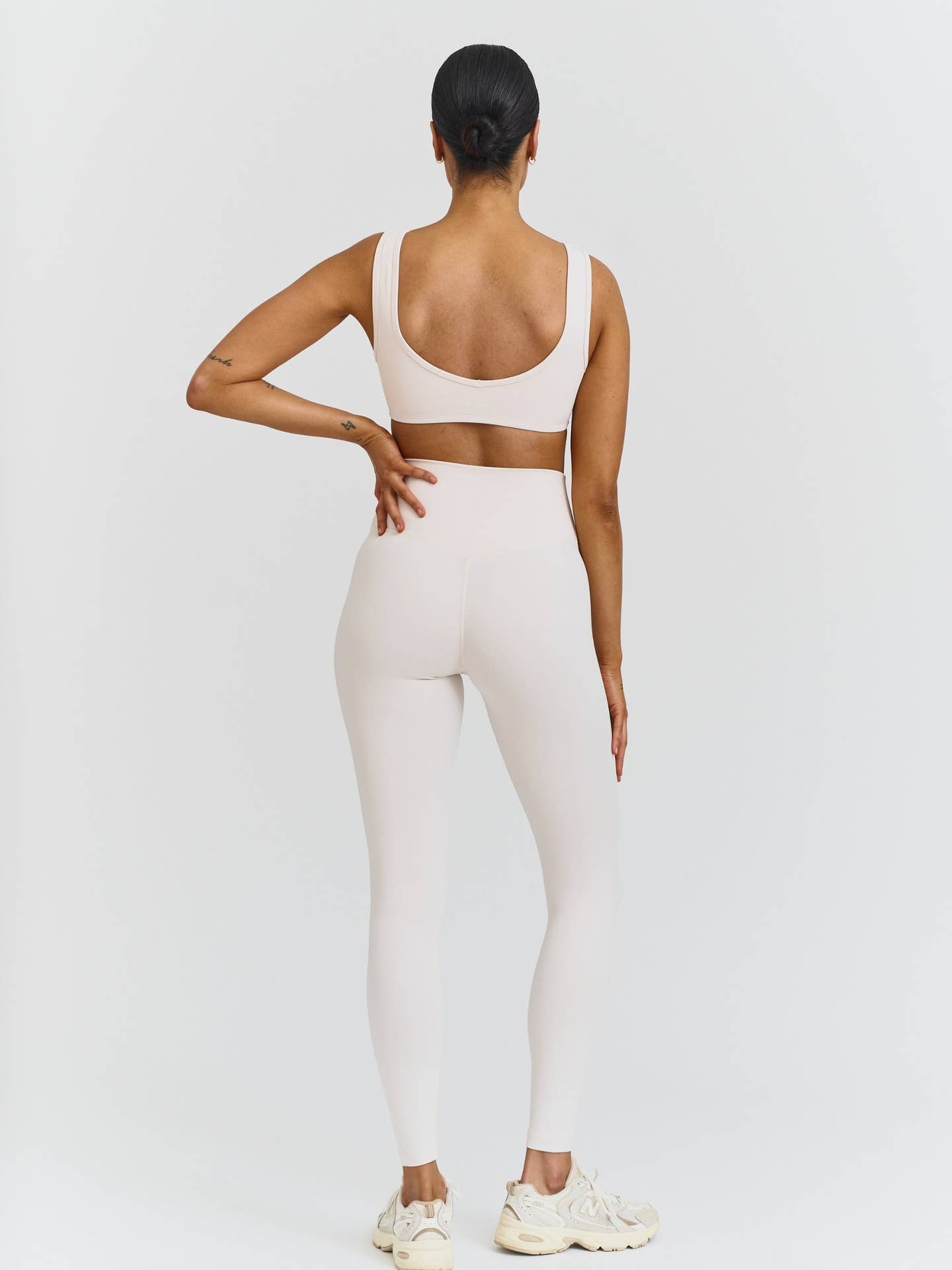 Softsculpt Deep V-Neck Bra - Marshmallow Sisterly Tribe