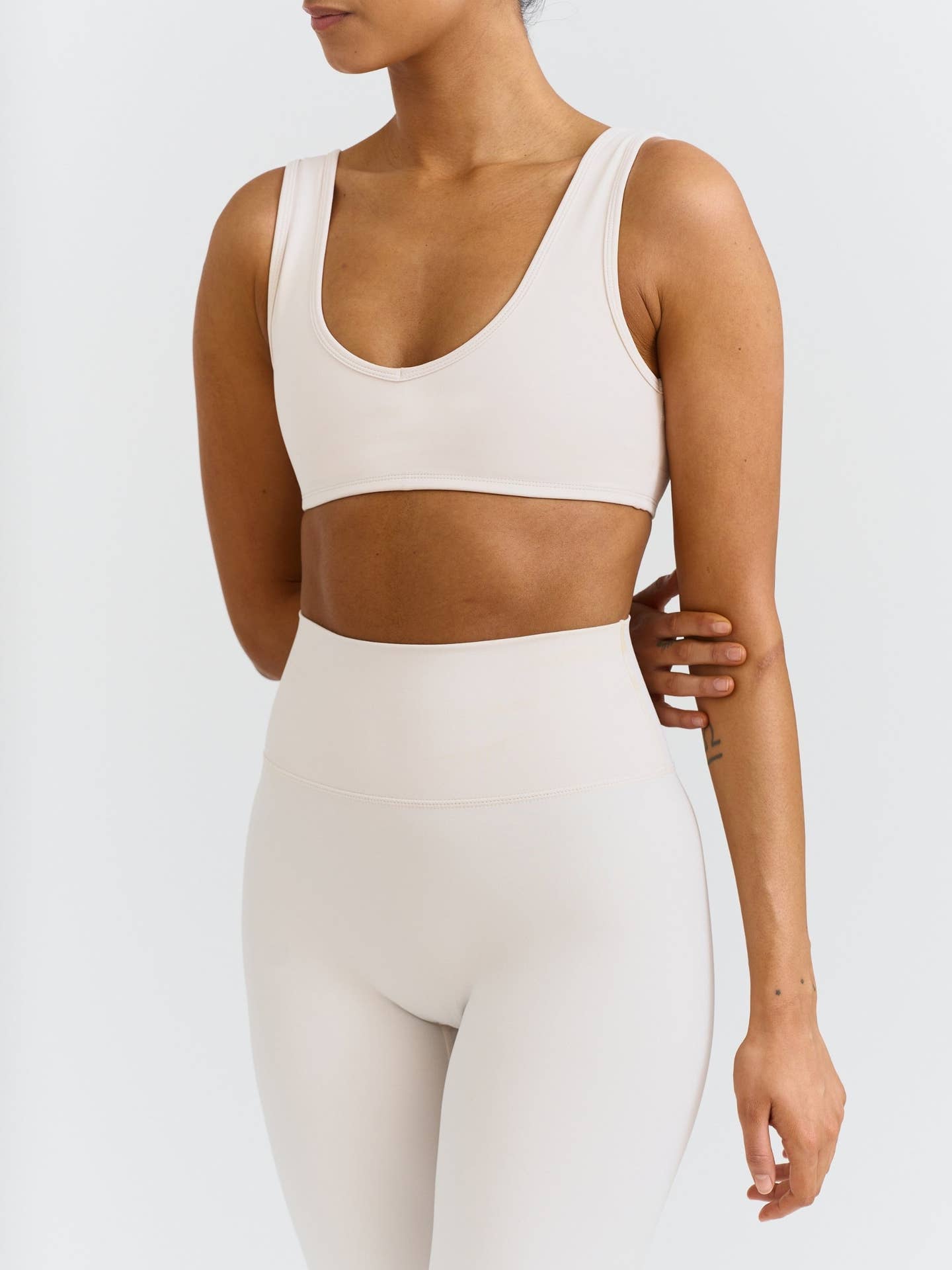 Softsculpt Deep V-Neck Bra - Marshmallow Sisterly Tribe