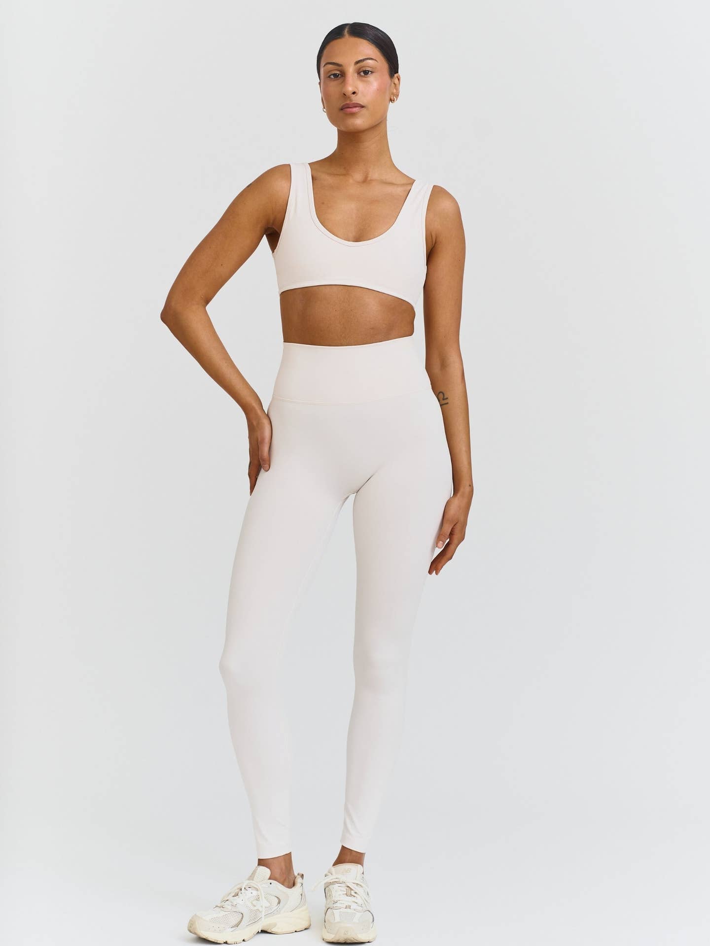 Softsculpt Deep V-Neck Bra - Marshmallow Sisterly Tribe